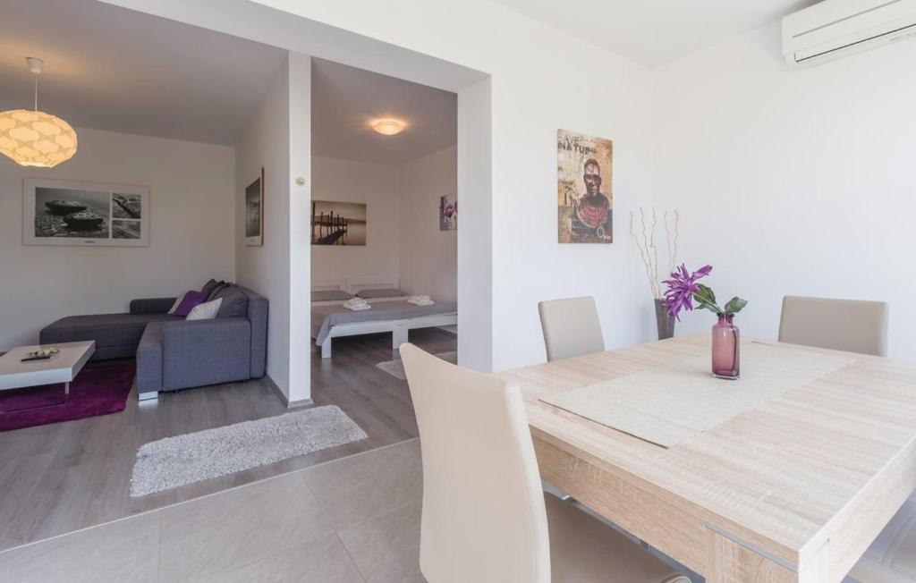 Ivni Apartmani Novigrad  Luaran gambar